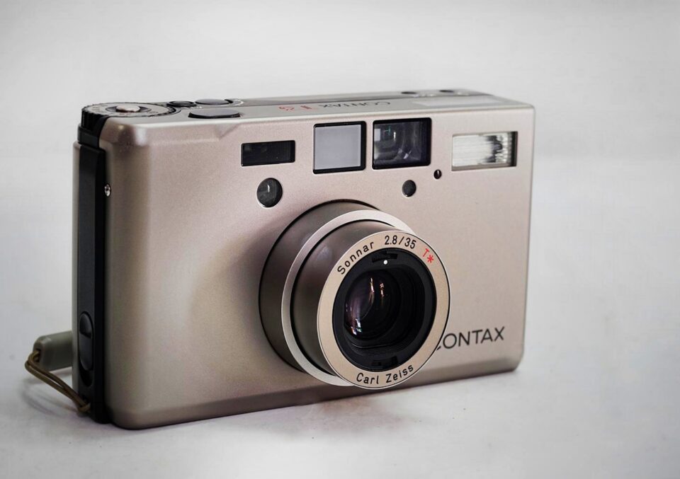 La compatta Contax T3, con il suo Sonnar 35mm f/2.8
